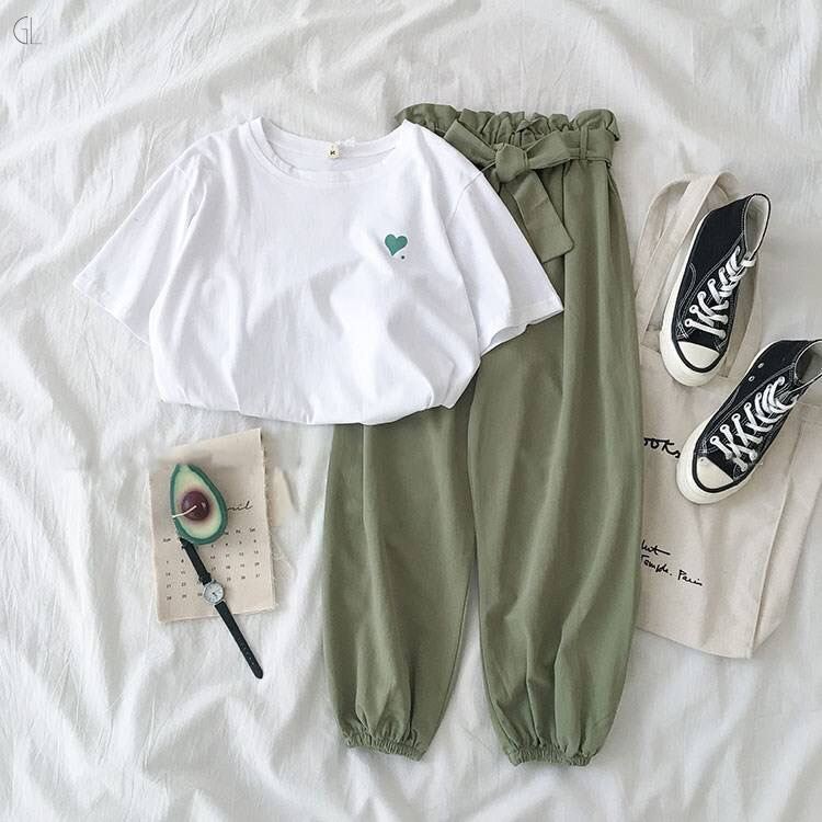 ホワイトTシャツ＋グリーンパンツ