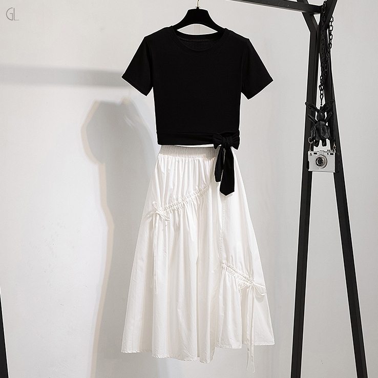 ブラック/Tシャツ+ホワイト/スカート