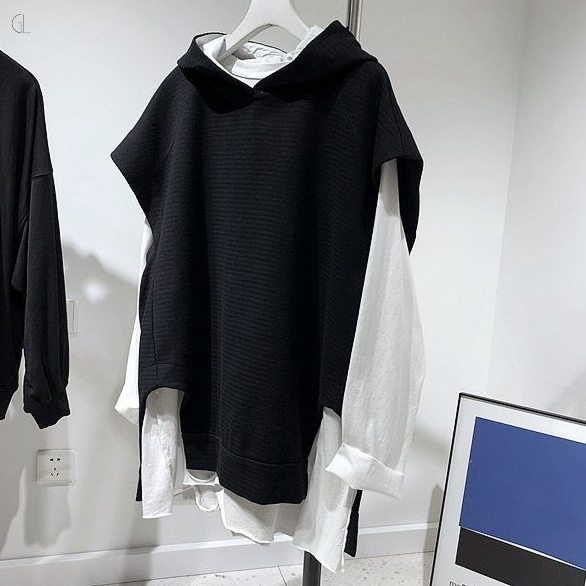 ブラック／ベスト+ホワイト/Tシャツ